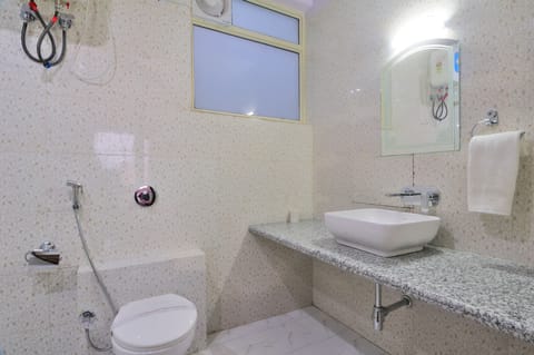 Shower, rainfall showerhead, free toiletries, bidet