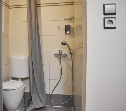 Apartment | Bathroom | Shower, hair dryer, towels, shampoo