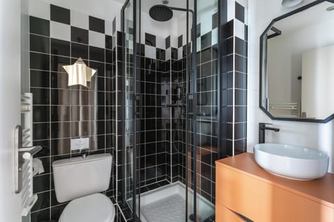 Rainfall showerhead, hair dryer, towels, soap