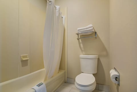 Combined shower/tub, free toiletries, hair dryer, towels