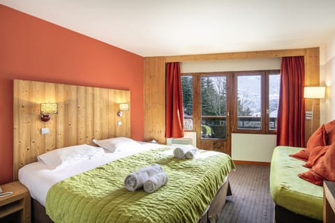 Classic Triple Room, Balcony | In-room safe, free WiFi, bed sheets