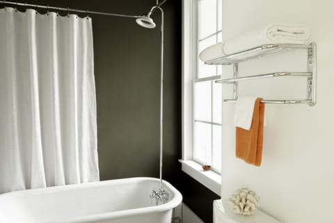 Classic Room, 1 Queen Bed | Deep soaking bathtub