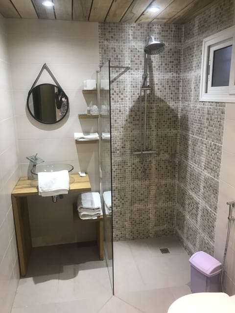 Comfort Double Room | Bathroom | Shower, rainfall showerhead, free toiletries, towels