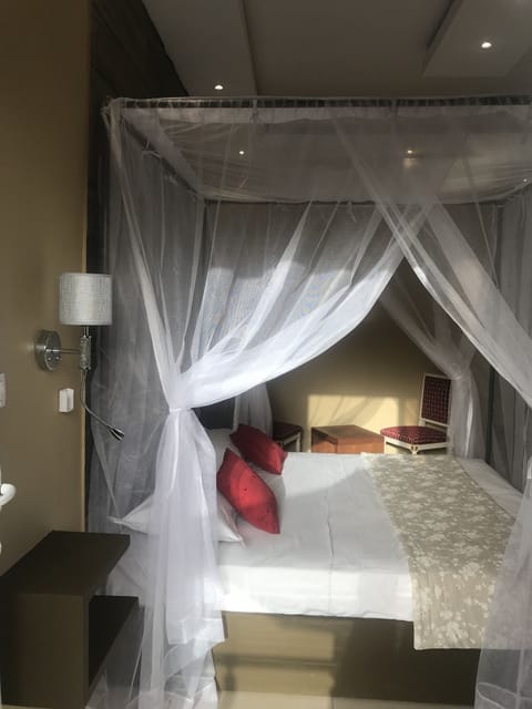 Comfort Double Room | Desk, blackout drapes, free WiFi, bed sheets