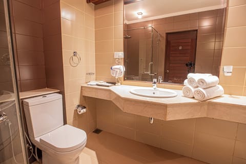 Garden Suites | Bathroom | Shower, free toiletries, hair dryer, bidet