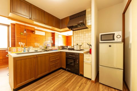 Vacation | Private kitchen | Fridge, microwave, oven, stovetop