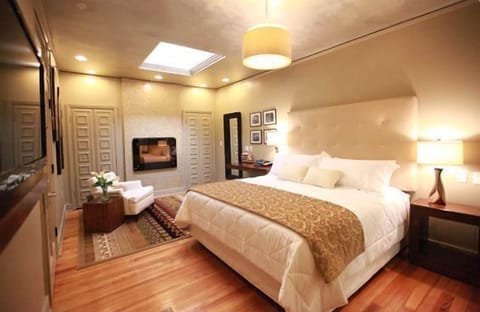 Deluxe Room, 1 King Bed | Premium bedding, pillowtop beds, in-room safe, individually decorated