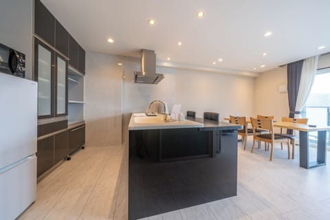 Design Suite, Non Smoking | Private kitchen | Fridge, microwave, stovetop, electric kettle