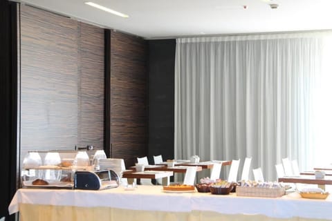 Daily continental breakfast (EUR 10 per person)