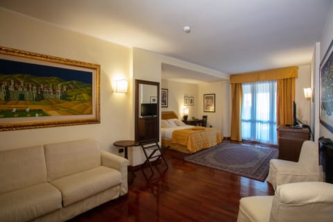 Suite, Valley View (Vittoria) | Minibar, in-room safe, desk, laptop workspace