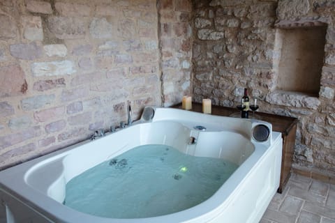 Suite, Valley View (Vittoria) | Private spa tub