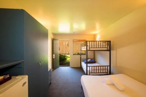 Double + Bunk Ensuite Room | Free WiFi, bed sheets