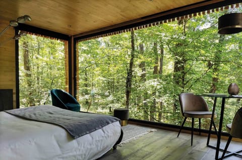 Design Suite, Hot Tub - "Paradis" by Charlélie Couture | 1 bedroom, premium bedding, minibar, in-room safe