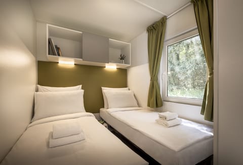 Family Mobile Home | In-room safe, free cribs/infant beds, free WiFi, bed sheets