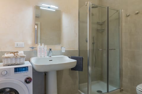 Studio | Bathroom | Shower, rainfall showerhead, free toiletries, hair dryer