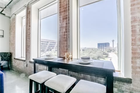 Panoramic Apartment, 2 Bedrooms, Ensuite, City View | In-room dining