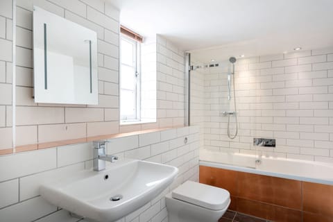 Deluxe Suite | Bathroom | Shower, rainfall showerhead, free toiletries, hair dryer