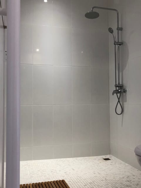 Chambre Double, accessible aux personnes à mobilité réduite (Cassiopee) | Bathroom | Shower, rainfall showerhead, hair dryer, towels