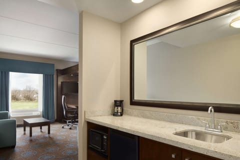 Two queen studio suite | Bathroom | Combined shower/tub, free toiletries, hair dryer, towels