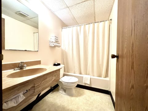 Combined shower/tub, towels