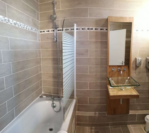 Superior Double Room | Bathroom | Free toiletries, hair dryer, towels