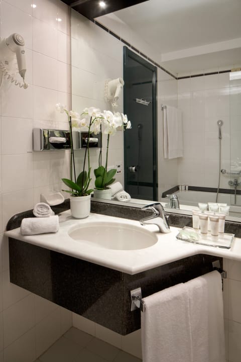 Classic Double or Twin Room | Bathroom | Free toiletries, hair dryer, bidet, towels