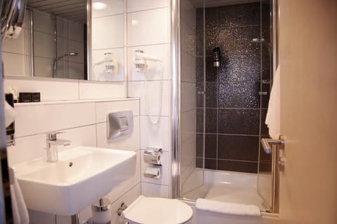 Comfort Double Room, Balcony | Bathroom | Free toiletries, hair dryer, towels