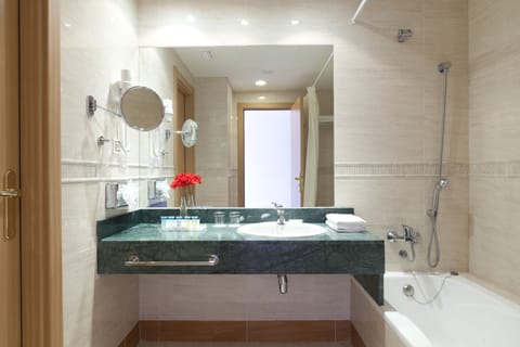 Combined shower/tub, eco-friendly toiletries, hair dryer, towels