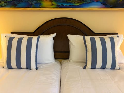 Deluxe Room | Desk, rollaway beds, free WiFi, bed sheets