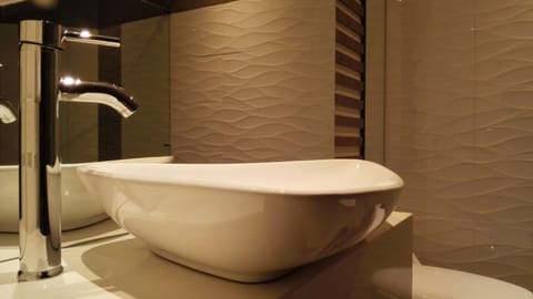 Deluxe Room | Bathroom | Shower, free toiletries, hair dryer, towels