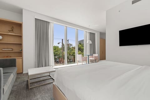 Premier Room, 1 King Bed | Premium bedding, down comforters, minibar, in-room safe