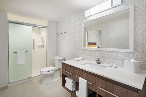 Suite, 1 Bedroom, Non Smoking | Bathroom | Combined shower/tub, free toiletries, hair dryer, towels