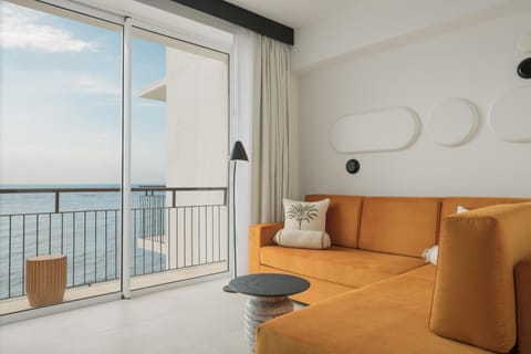 Premium Room, 1 Queen Bed, Balcony, Sea View | Premium bedding, down comforters, Select Comfort beds, minibar