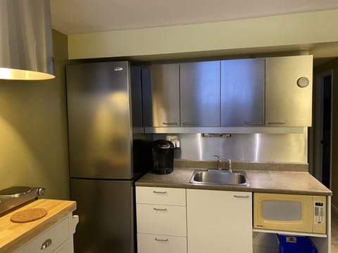 Basic Studio | Private kitchen | Fridge, microwave, coffee/tea maker, toaster