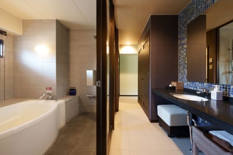 Garden View Deluxe (Villa Garden building) | Bathroom | Separate tub and shower, deep soaking tub, free toiletries, hair dryer