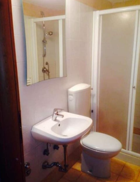 Double Room, Private Bathroom | Bathroom | Shower, towels
