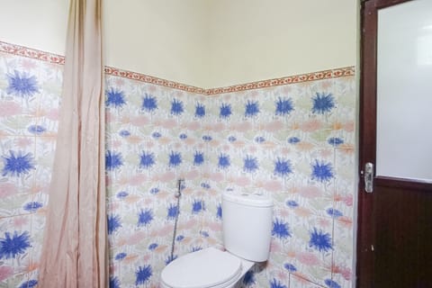 Shared Dormitory | Bathroom | Shower, towels