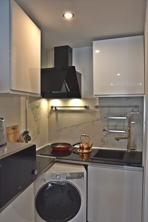 Exclusive Apartment (Vintage) | Private kitchen | Full-size fridge, microwave, oven, stovetop