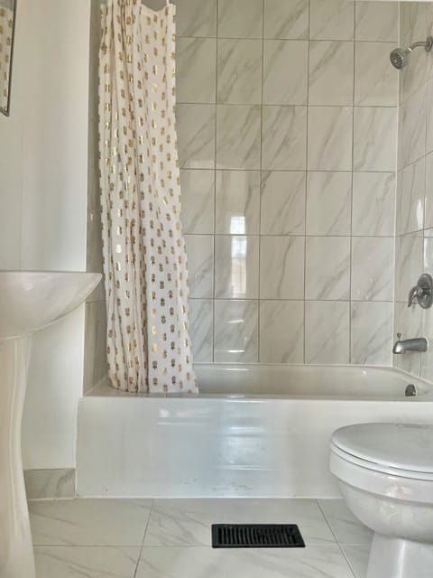 Standard Room | Bathroom | Combined shower/tub, rainfall showerhead, hair dryer, slippers