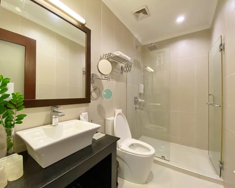 Deluxe Room, 1 King Bed | Bathroom | Shower, free toiletries, bidet, towels