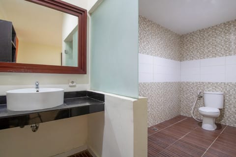 Standard Double Room | Bathroom | Shower, towels