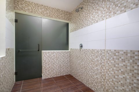 Standard Double Room | Bathroom | Shower, towels