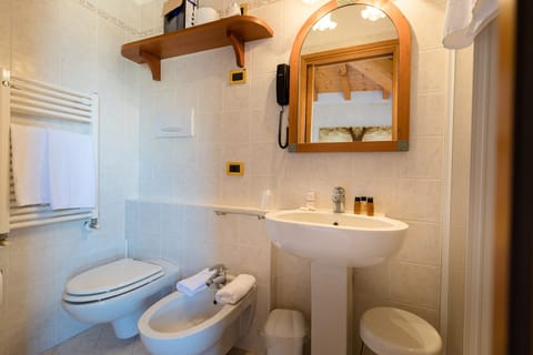 Superior Double Room, Balcony | Bathroom | Free toiletries, hair dryer, bathrobes, bidet