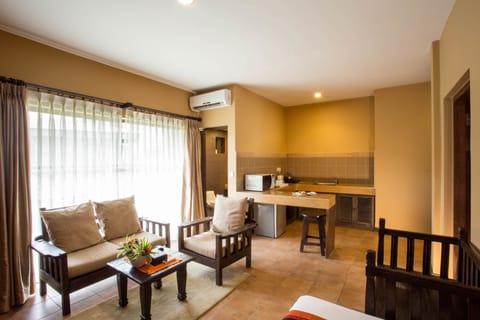 Junior Suite | Private kitchenette | Coffee/tea maker, electric kettle