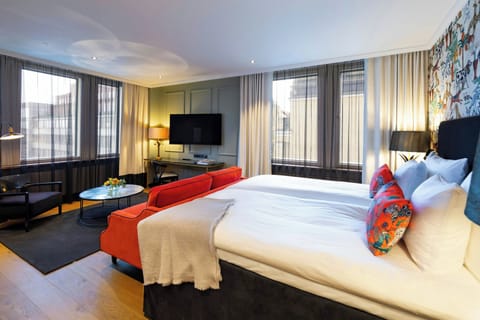 Room, 1 King Bed, Corner | Minibar, in-room safe, desk, laptop workspace