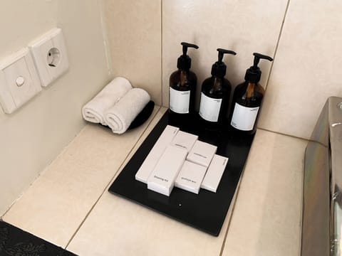 Casa Artista Pool View Suite | Bathroom | Shower, rainfall showerhead, free toiletries, hair dryer