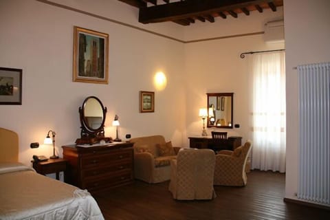 Deluxe Suite | Living area | Flat-screen TV