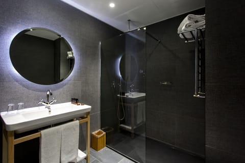 Separate tub and shower, jetted tub, hydromassage showerhead