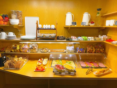 Daily full breakfast (EUR 12.99 per person)