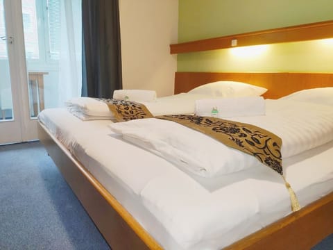 Standard Double Room | Minibar, individually decorated, individually furnished, desk